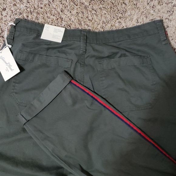 Universal Thread Olive Crops with Side Stripe - Picture 5 of 6